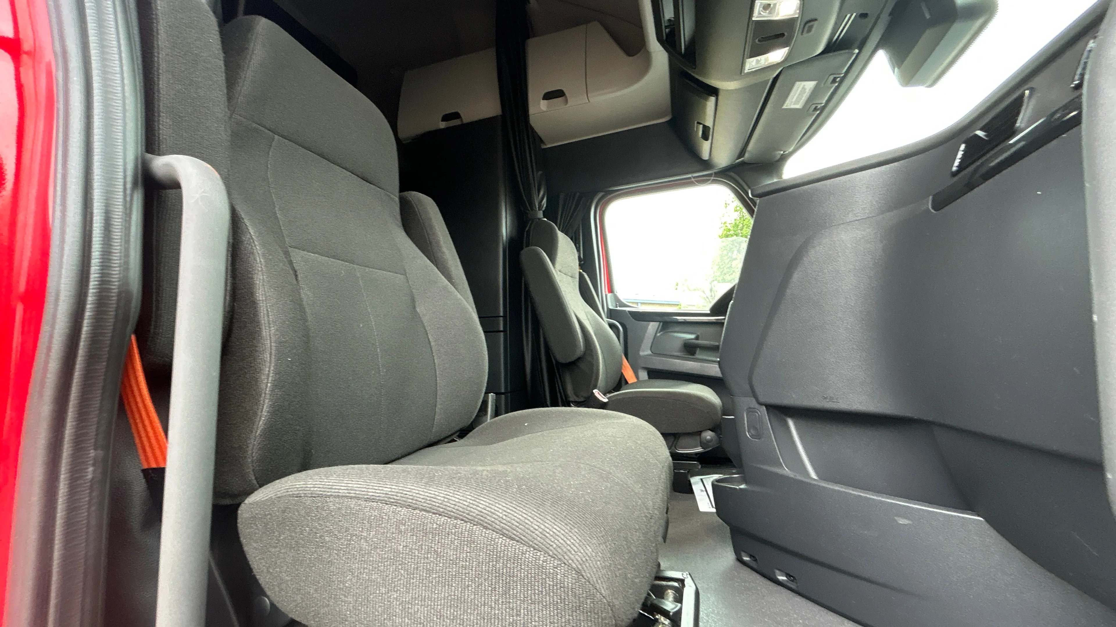 2023 Volvo VNL 760 in Kansas City, MO — photo 44