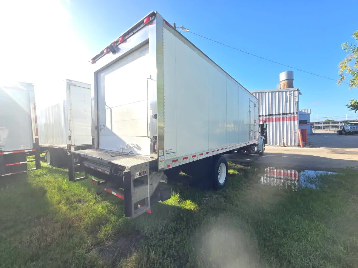 2018 Freightliner M2 106 in Tampa, FL — photo 6