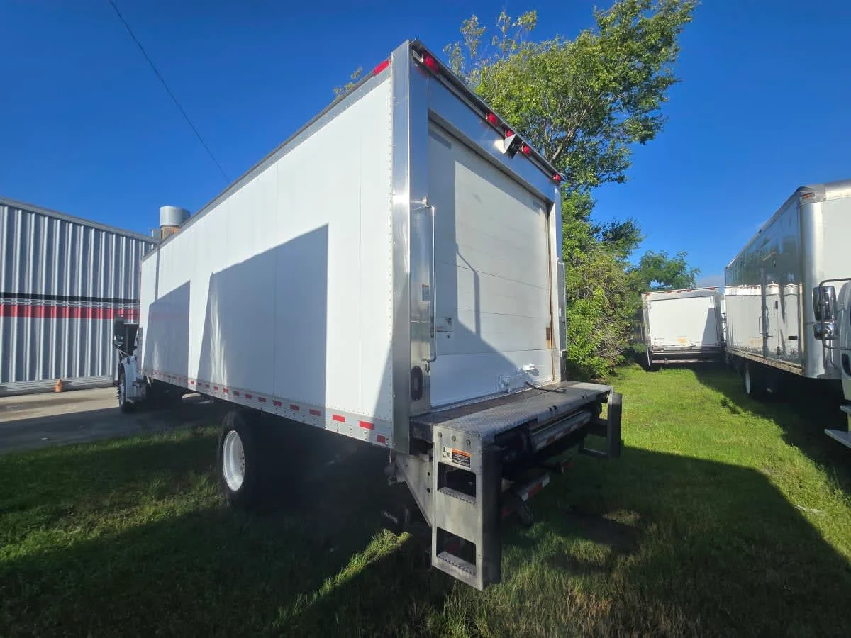 2018 Freightliner M2 106 in Tampa, FL — photo 4