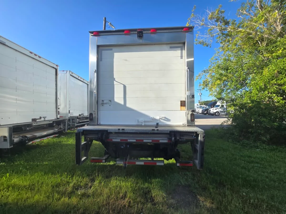 2018 Freightliner M2 106 in Tampa, FL — photo 5