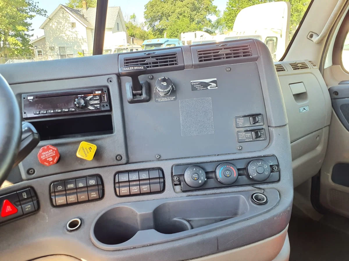 2018 Freightliner Cascadia - image 7