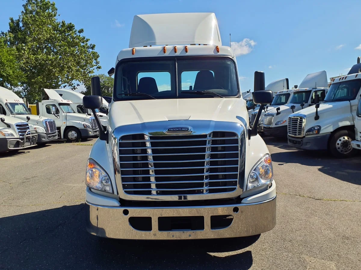 2018 Freightliner Cascadia - image 2