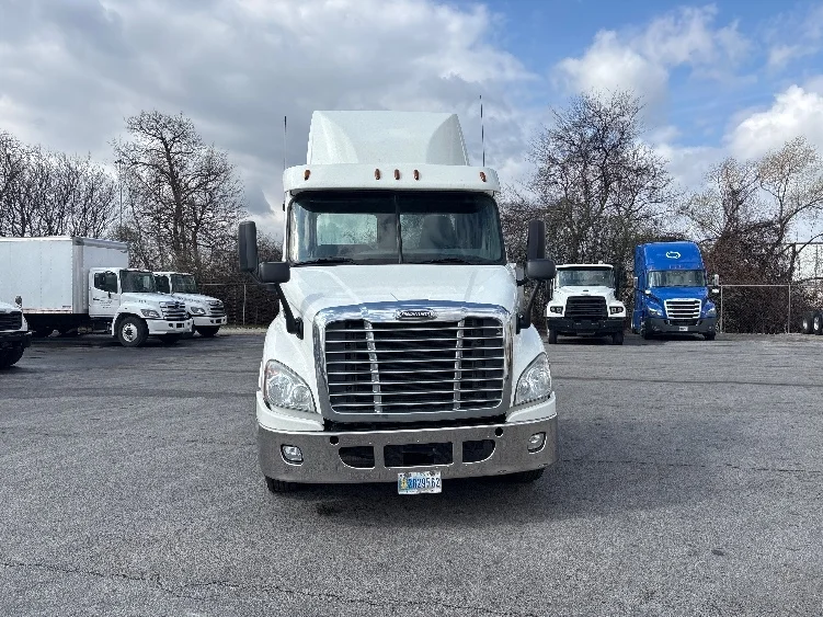 2020 Freightliner Cascadia - image 2
