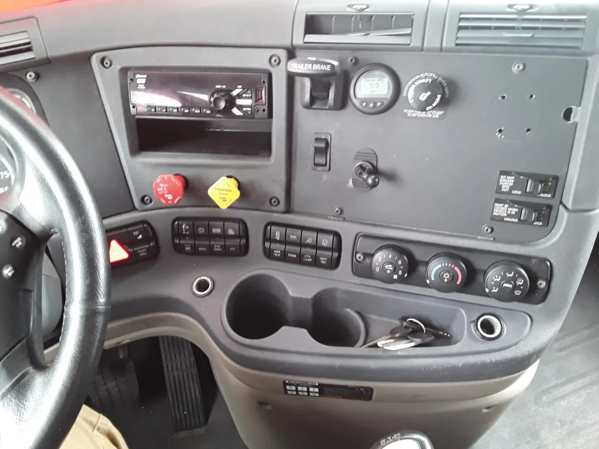2019 Freightliner Cascadia in Salisbury, MA — photo 12