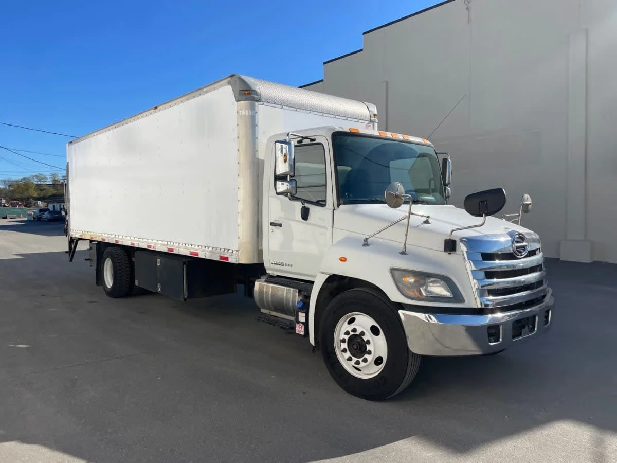 2016 Hino 338 - image 3