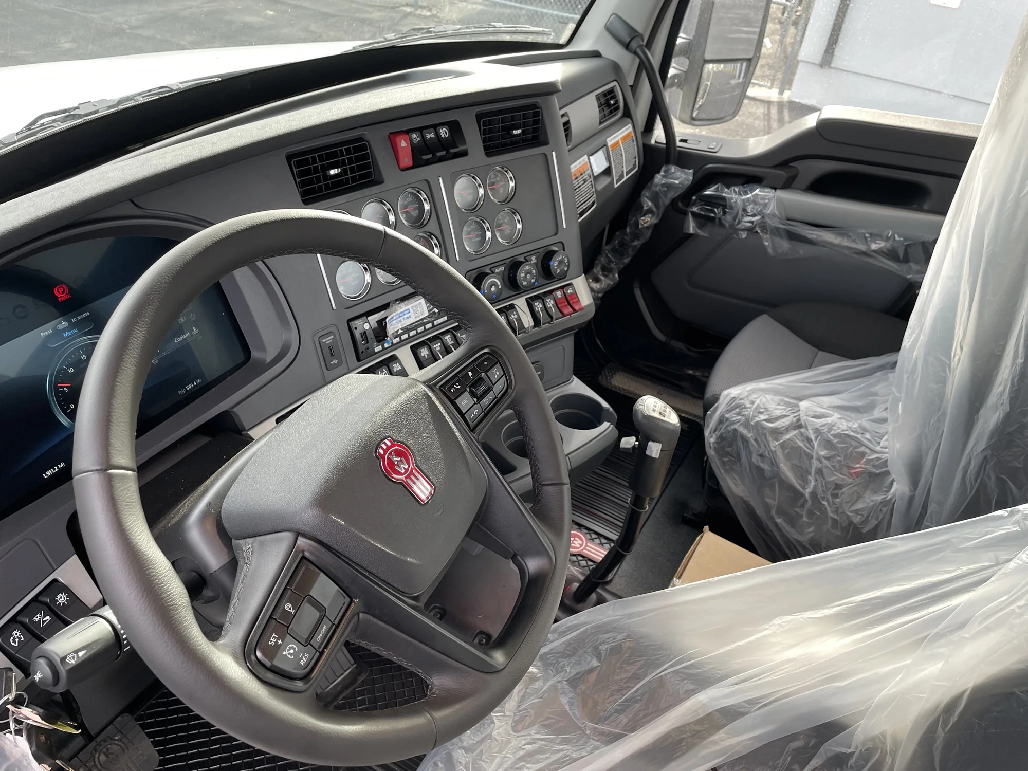 2026 Kenworth T880 - image 4