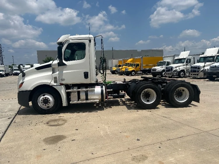 2020 Freightliner Cascadia - image 4