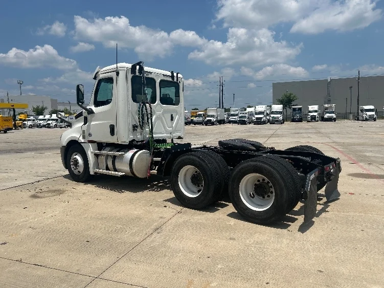 2020 Freightliner Cascadia - image 5