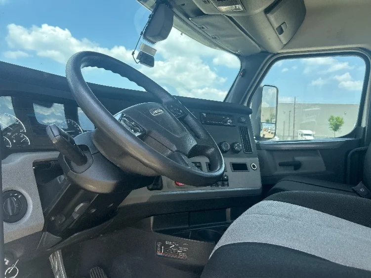 2020 Freightliner Cascadia - image 10