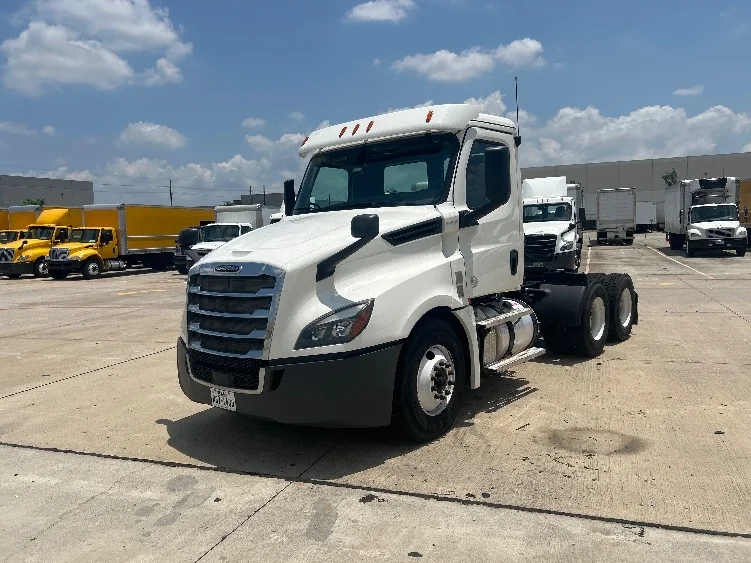 2020 Freightliner Cascadia - image 3