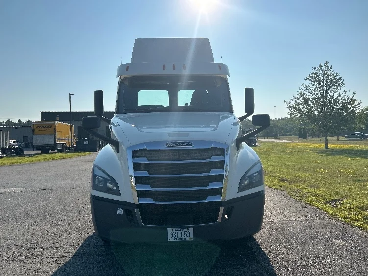 2019 Freightliner Cascadia in Londonderry, NH — photo 2