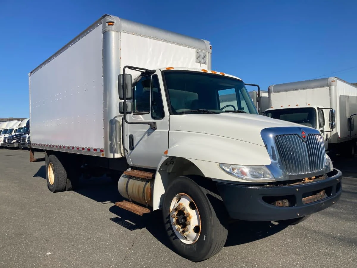 2018 International 4300 - image 3
