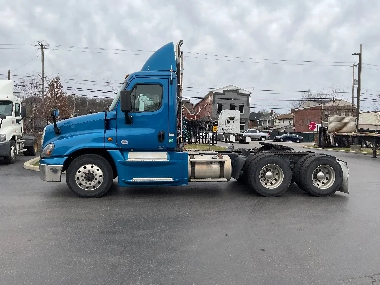 2017 Freightliner Cascadia - image 4