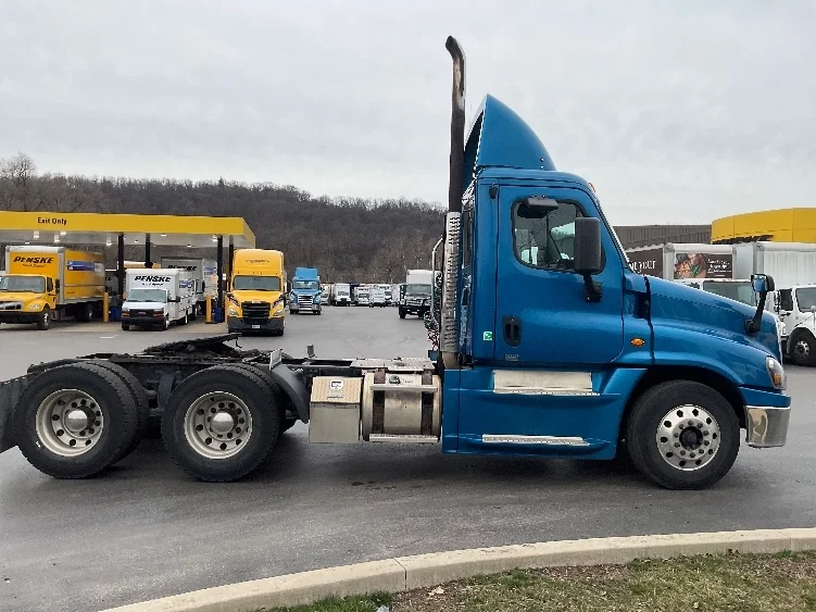 2017 Freightliner Cascadia - image 8