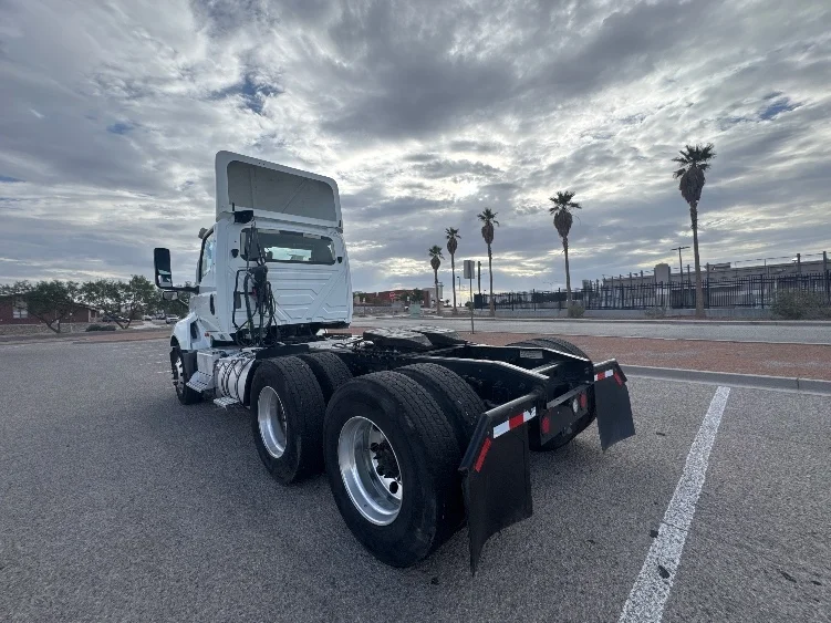 2019 International LT - image 5