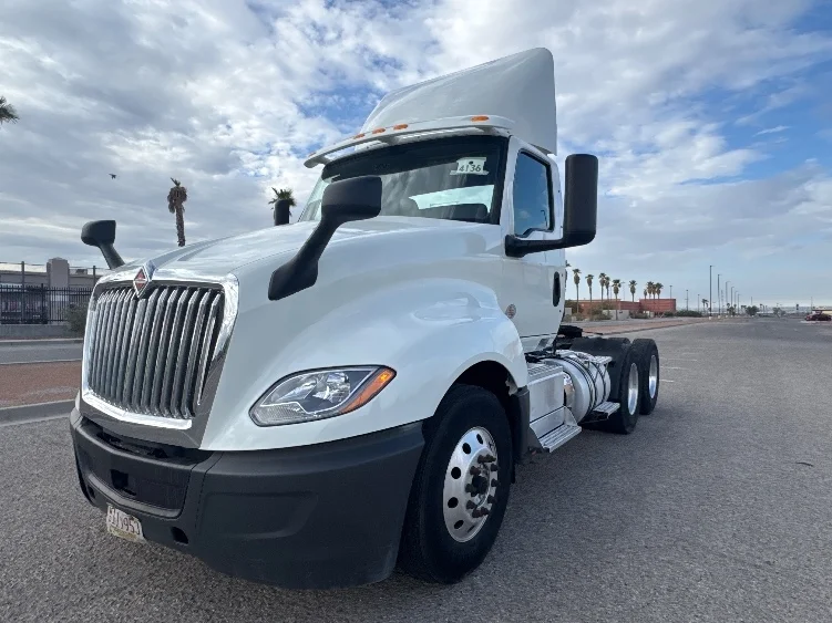 2019 International LT - image 3