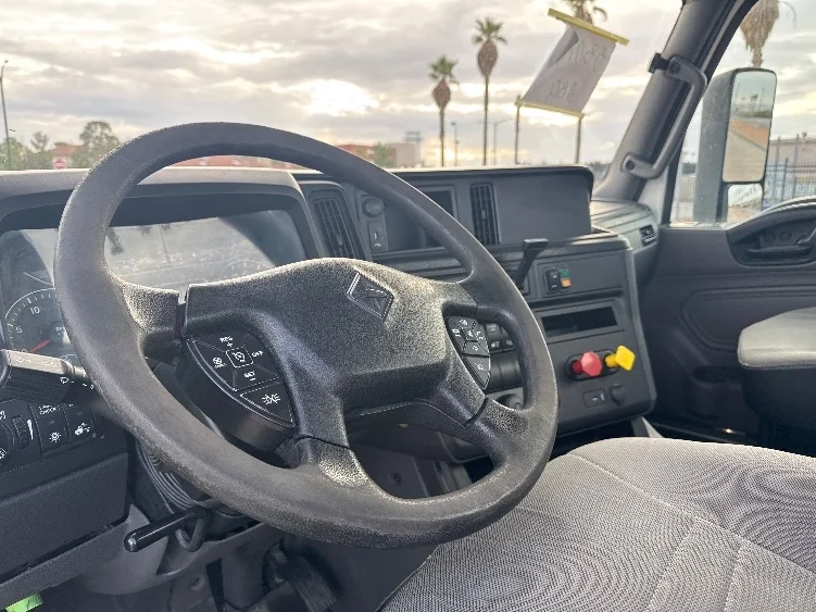 2019 International LT - image 10