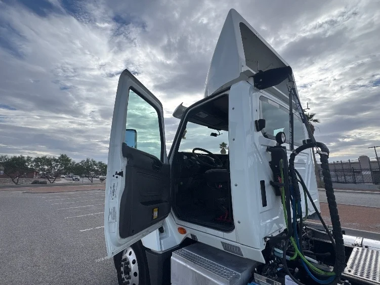 2019 International LT - image 9