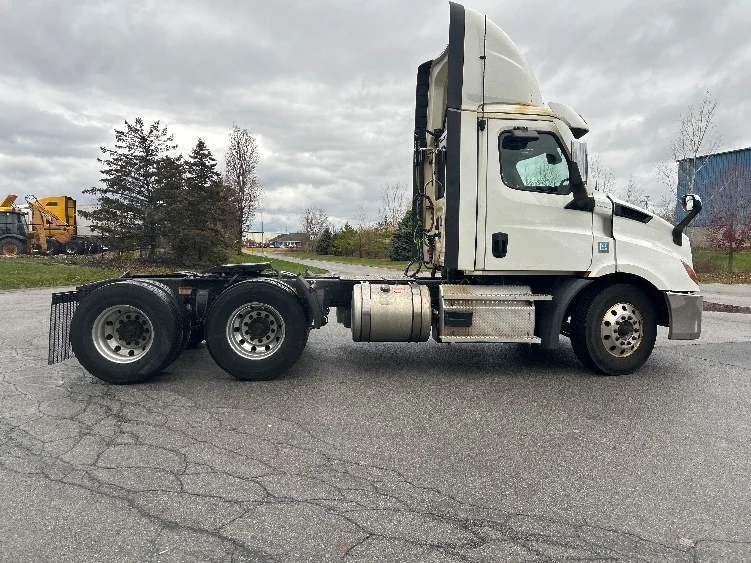 2021 Freightliner Cascadia - image 8