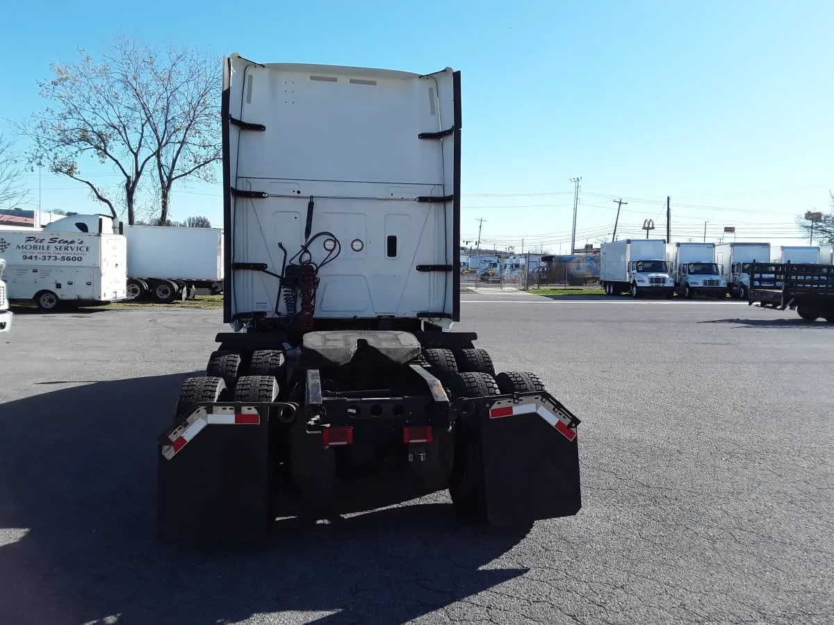 2020 International LT - image 5