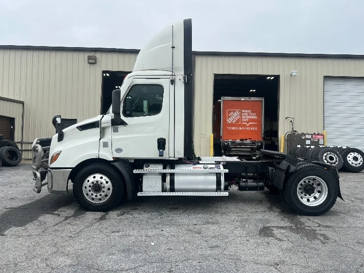 2020 Freightliner Cascadia - image 4