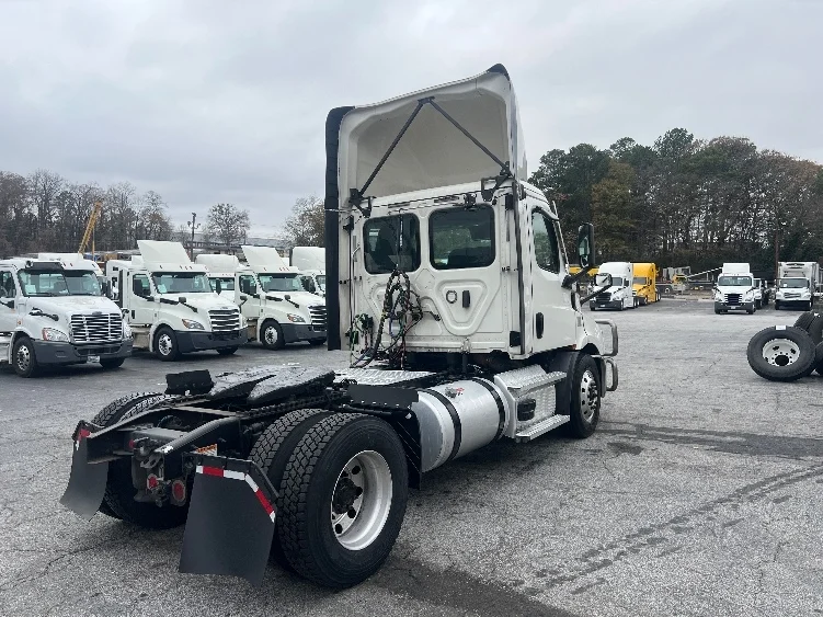 2020 Freightliner Cascadia - image 7