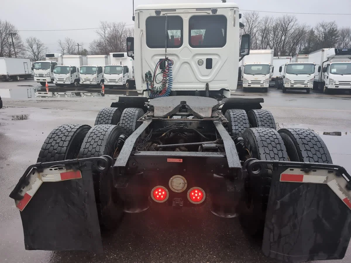 2016 Freightliner Cascadia in Salisbury, MA — photo 5