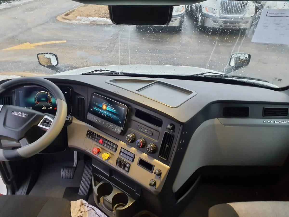 2022 Freightliner Cascadia - image 7