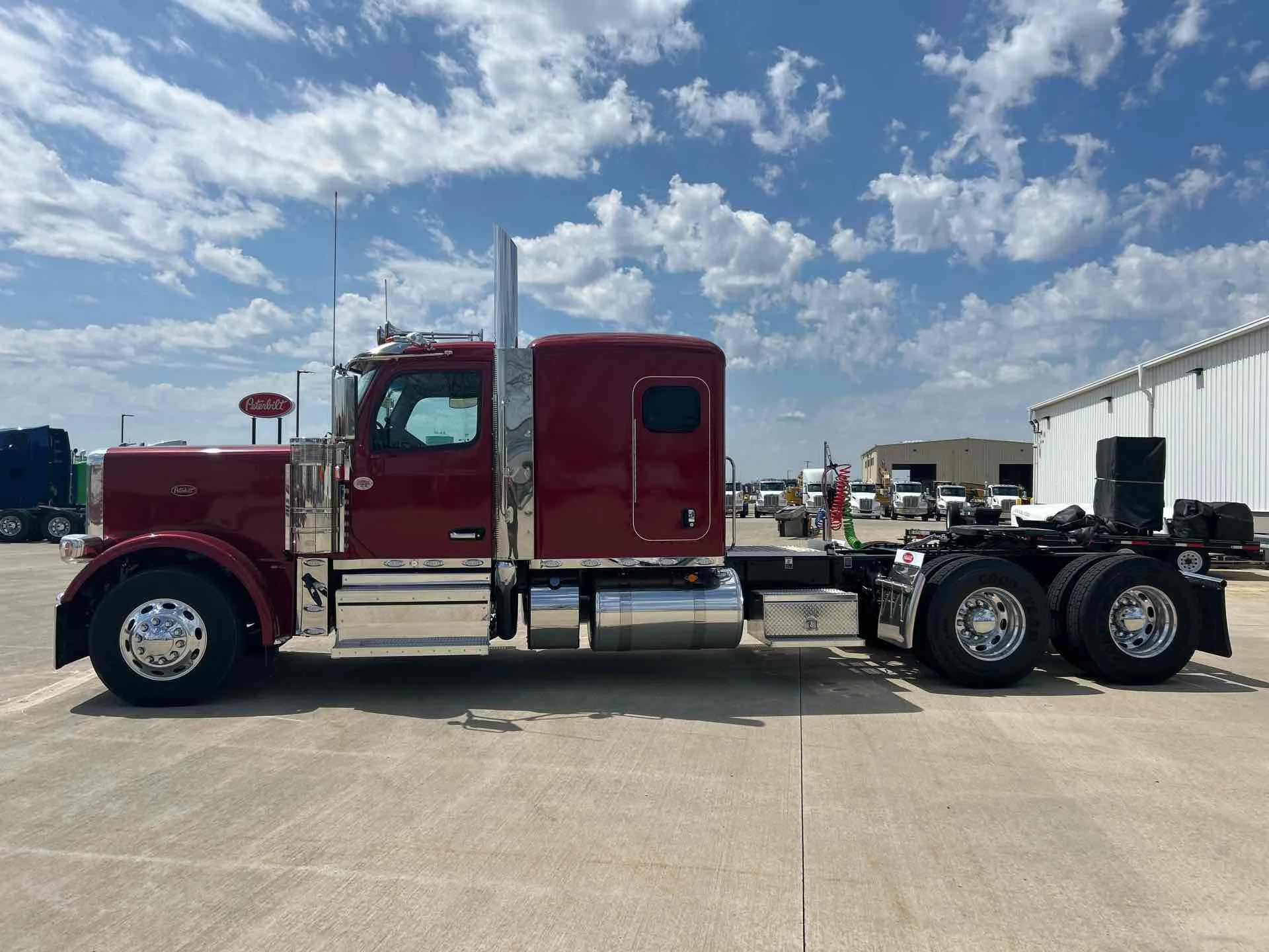 2027 Peterbilt 589 in Perrysburg, OH — photo 2