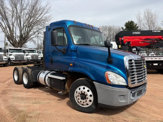 2016 Freightliner Cascadia in Marshfield, WI — photo 2