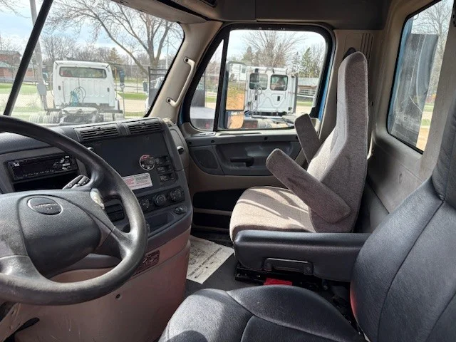 2016 Freightliner Cascadia in Marshfield, WI — photo 5