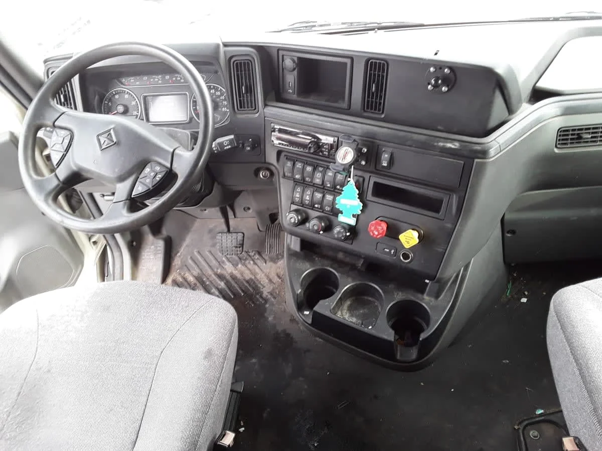 2020 International LT - image 11