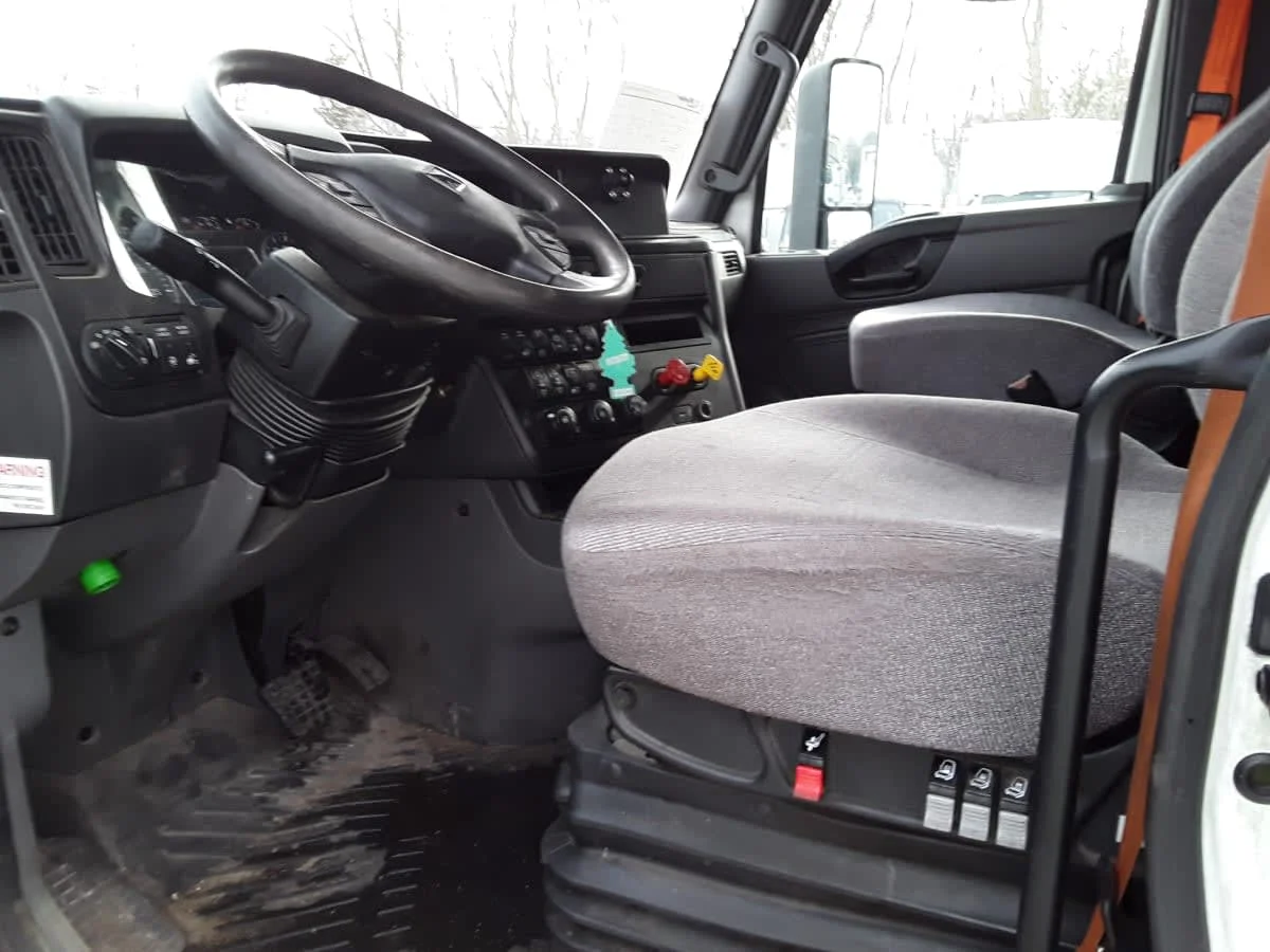 2020 International LT - image 7