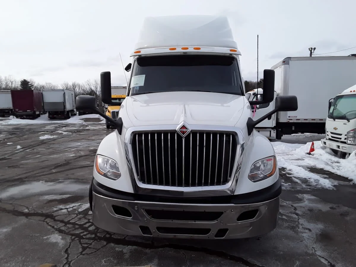 2020 International LT - image 2