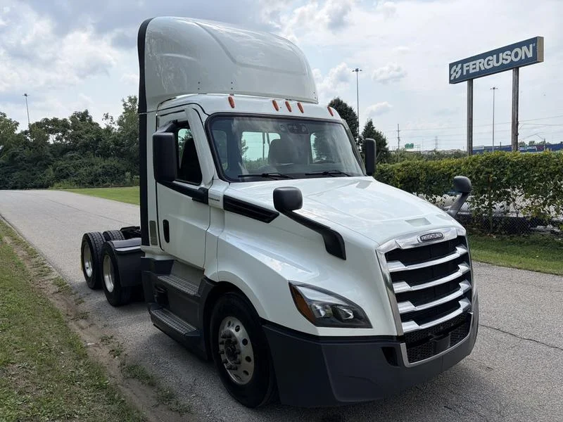 2022 Freightliner Cascadia in Walton, KY — photo 3