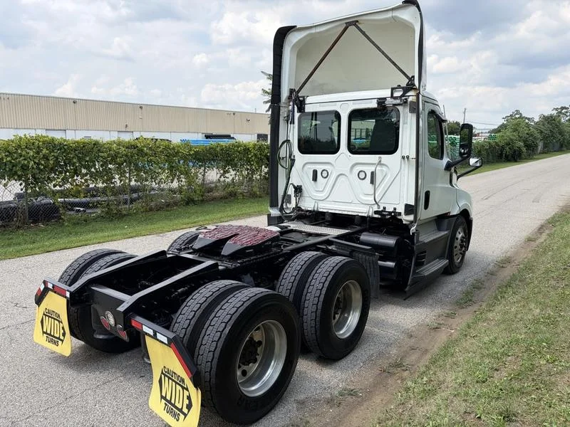 2022 Freightliner Cascadia in Walton, KY — photo 4