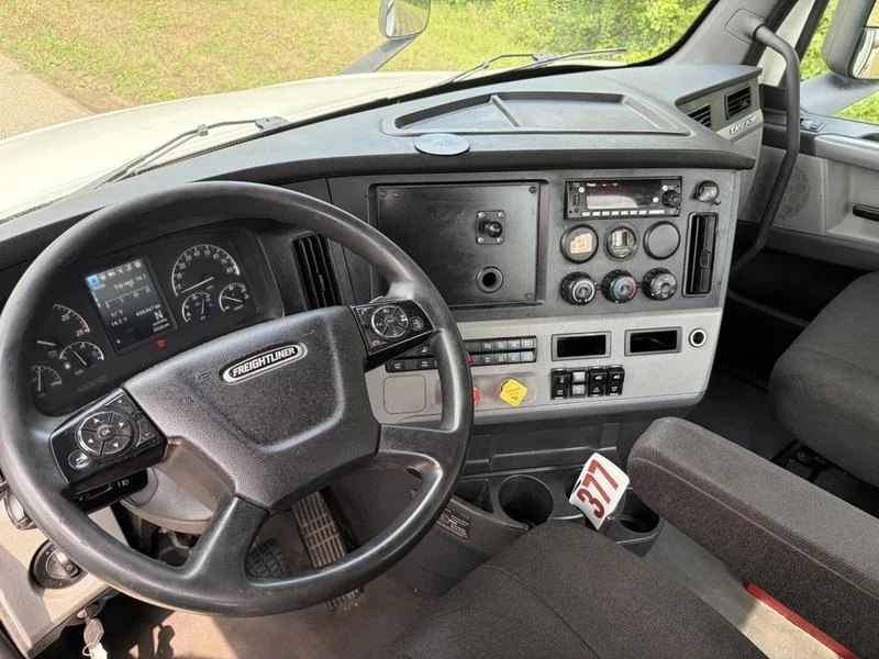 2022 Freightliner Cascadia in Walton, KY — photo 11