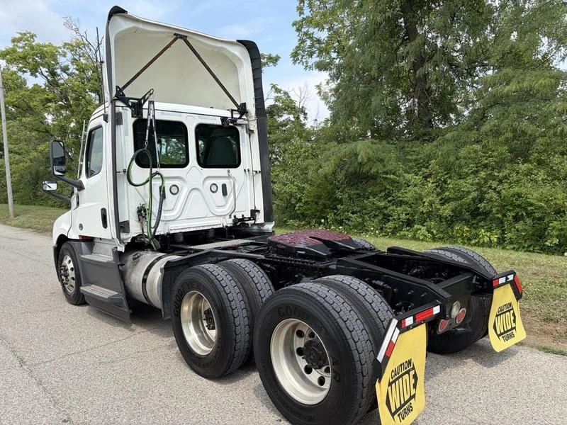 2022 Freightliner Cascadia in Walton, KY — photo 6
