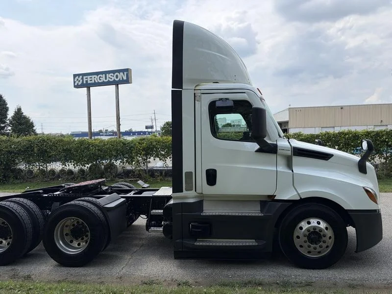 2022 Freightliner Cascadia in Walton, KY — photo 7