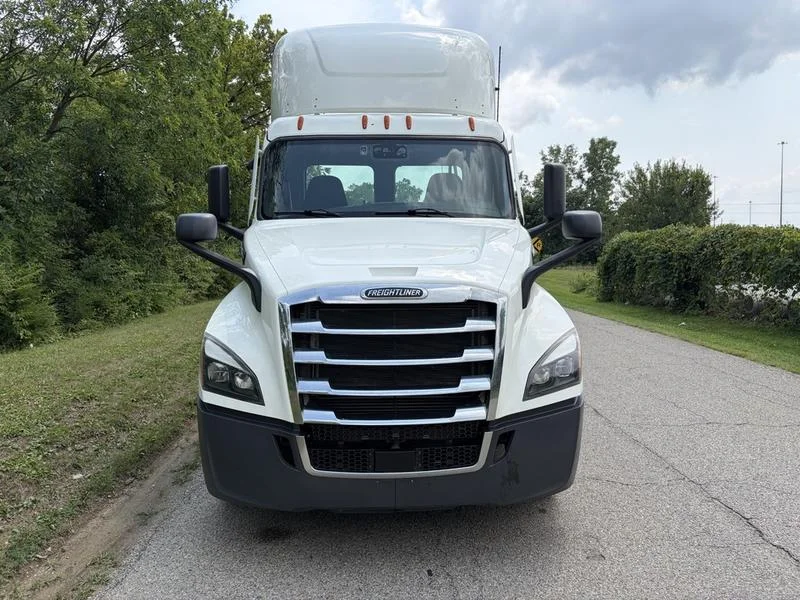 2022 Freightliner Cascadia in Walton, KY — photo 2