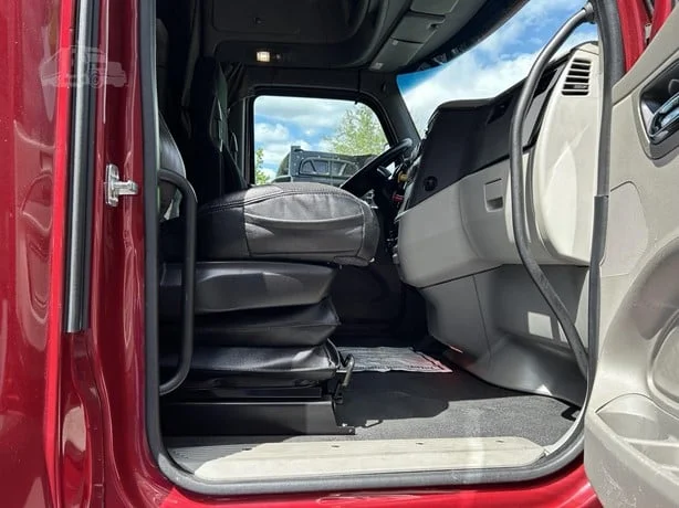 2021 Peterbilt 579 in Portland, OR — photo 16