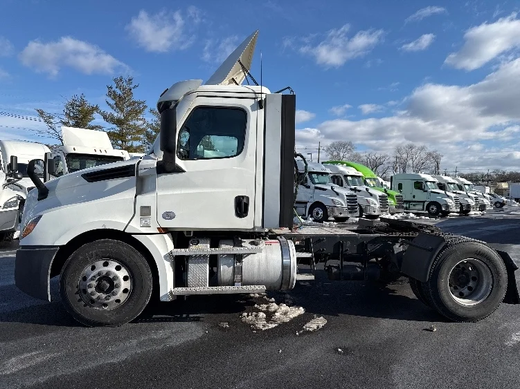 2020 Freightliner Cascadia in South Plainfield, NJ — photo 4