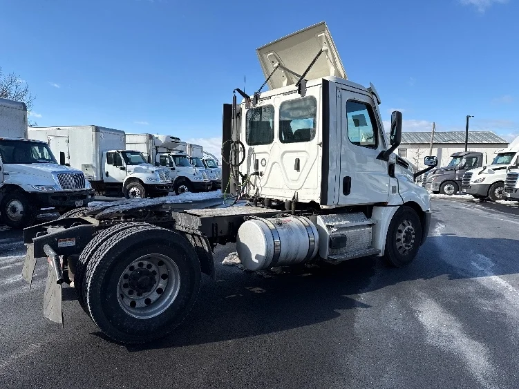 2020 Freightliner Cascadia in South Plainfield, NJ — photo 7