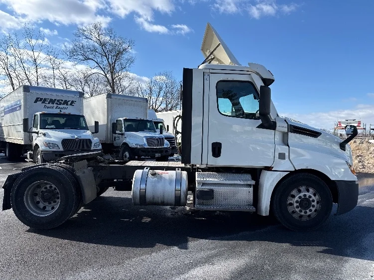 2020 Freightliner Cascadia in South Plainfield, NJ — photo 8