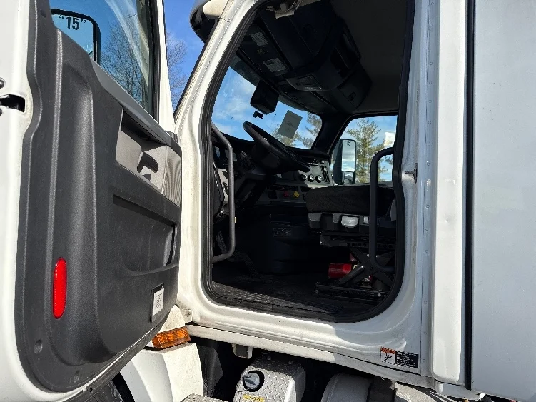 2020 Freightliner Cascadia in South Plainfield, NJ — photo 9