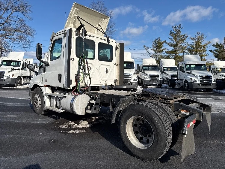 2020 Freightliner Cascadia in South Plainfield, NJ — photo 5