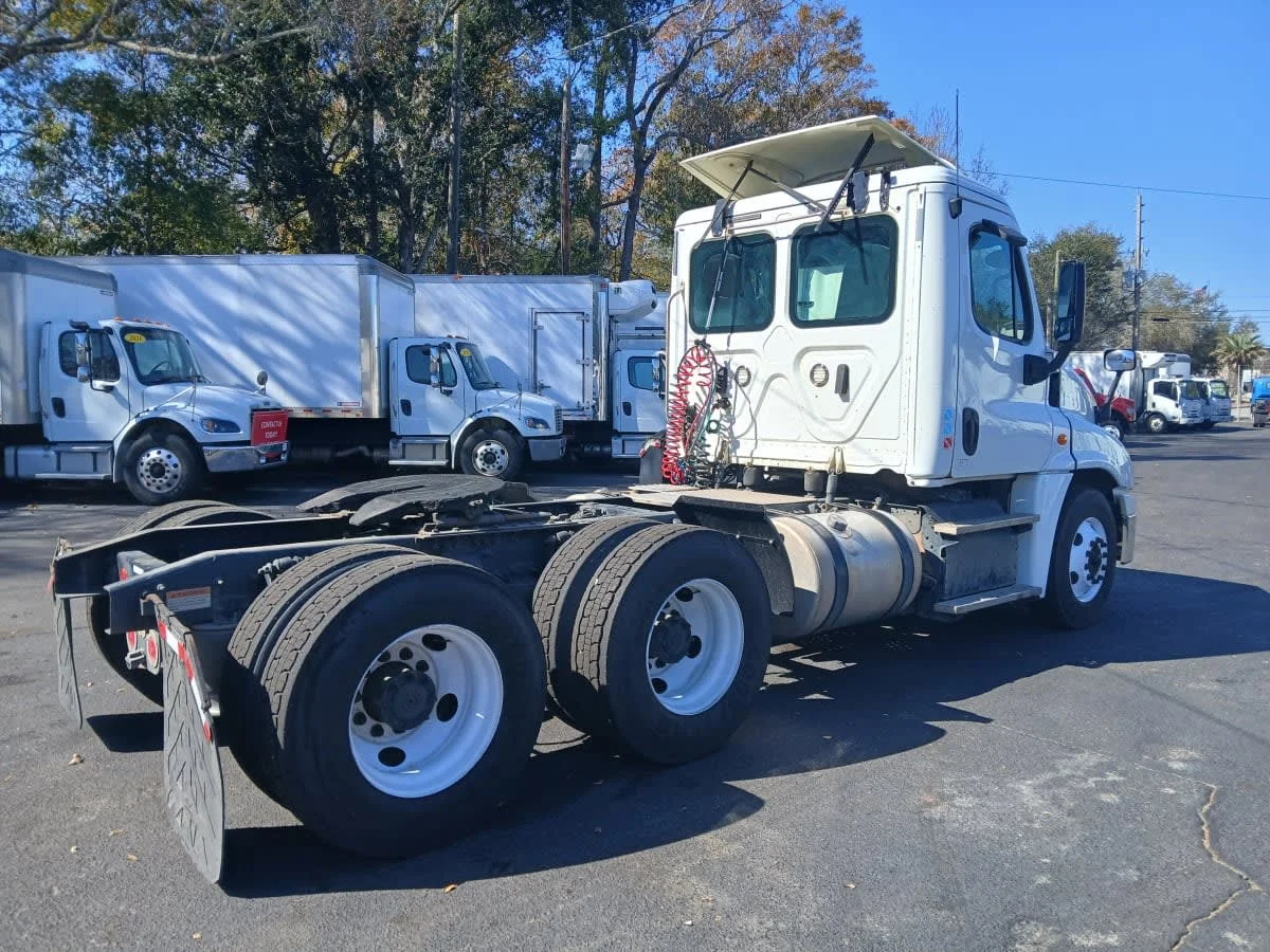 2018 Freightliner Cascadia - image 4