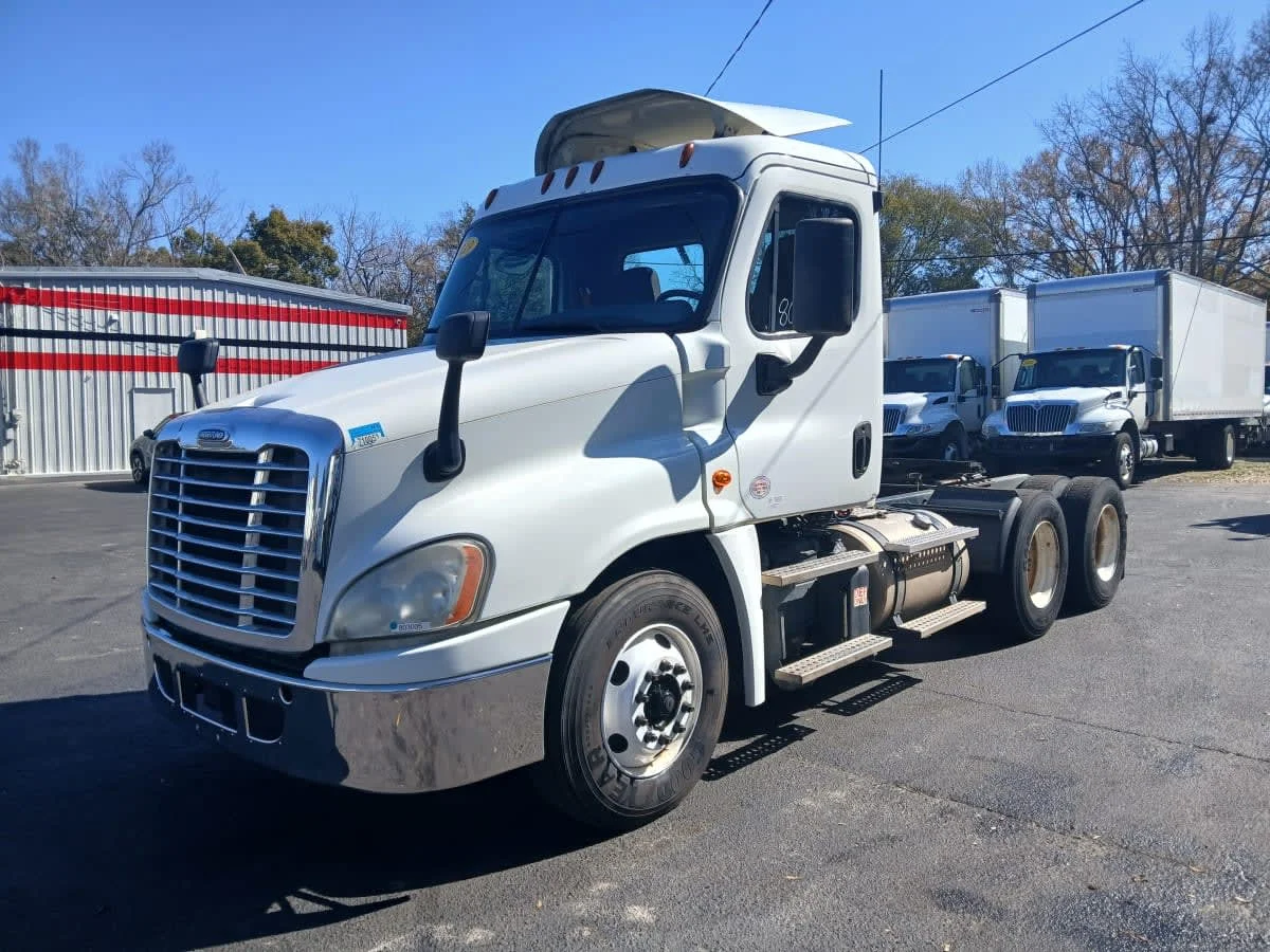 2018 Freightliner Cascadia - image 2