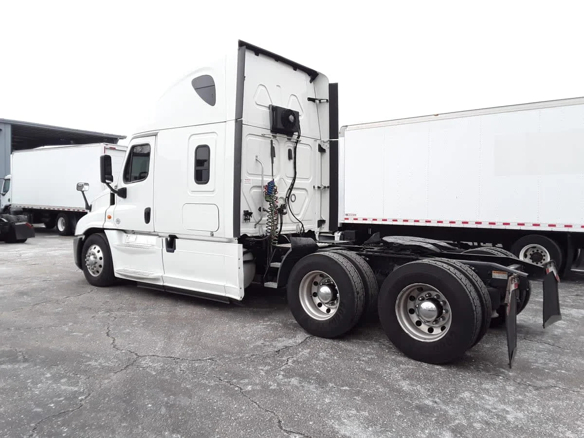 2020 Freightliner Cascadia - image 6