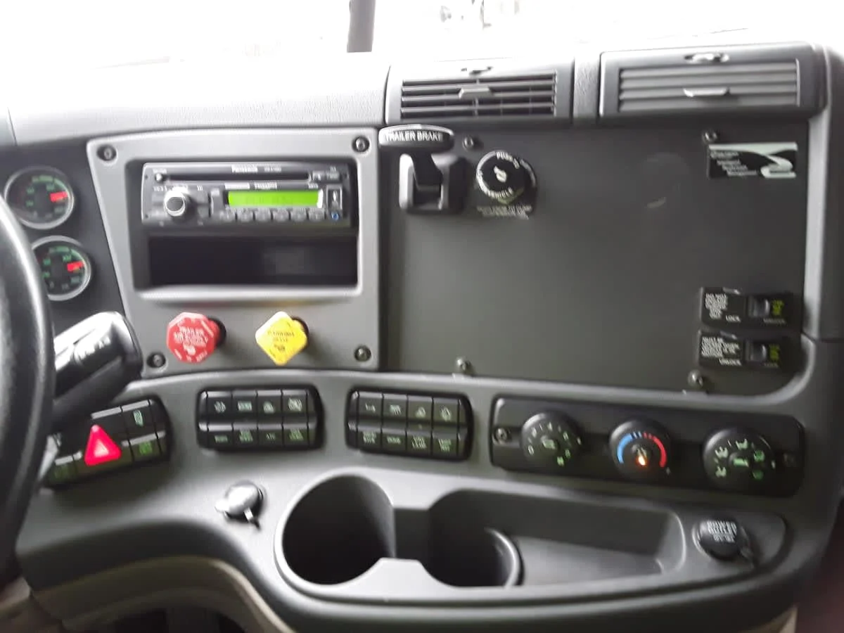 2020 Freightliner Cascadia - image 10